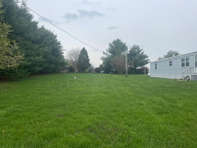 Building Photo - 3 Bedroom 2 Bathroom (move-in ready)