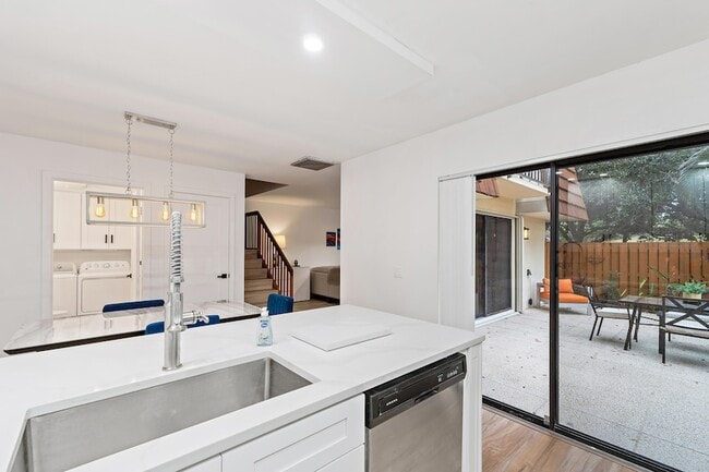 Building Photo - 3052 30th Ct