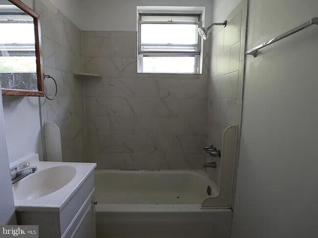 Building Photo - 2400 E Dauphin St