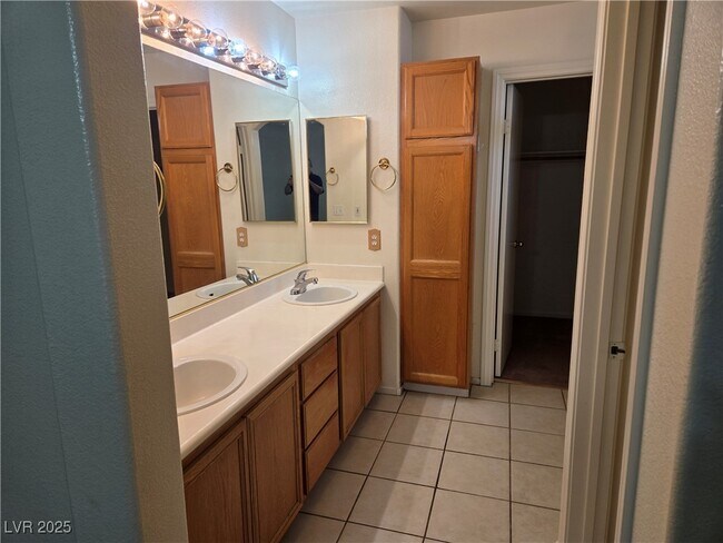 Building Photo - 326 Laguna Glen Dr