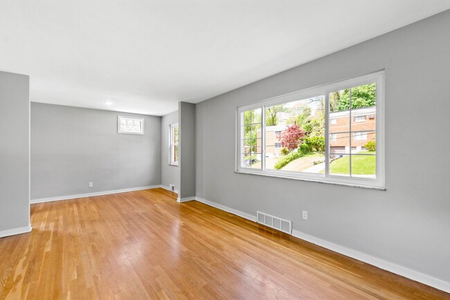 Building Photo - AVAILABLE JUNE 1ST!! STUNNING 3 BEDROOM IN...