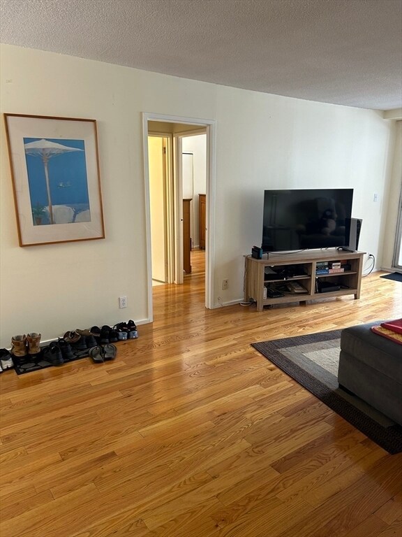 Building Photo - 77 Pond Ave