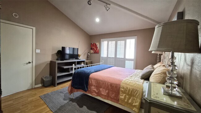 Building Photo - 2118 Oakdale St