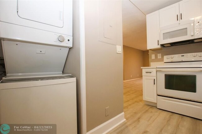 Building Photo - 704 Gardens Dr