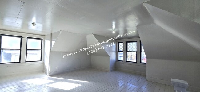 Building Photo - 922 Winslow Ave