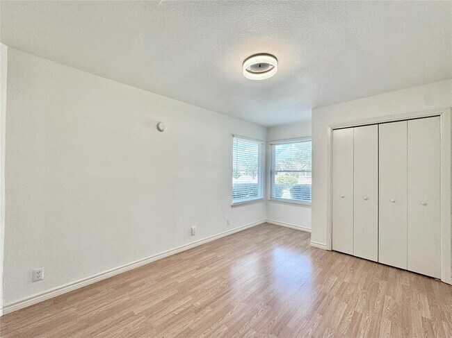 Building Photo - 1423 W Braker Ln