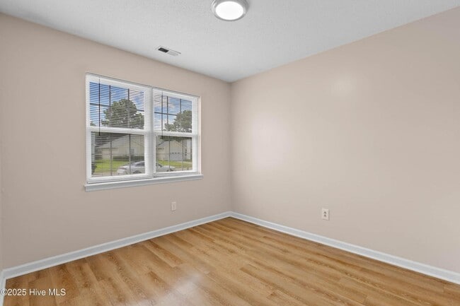 Building Photo - An adorable home! City Convenience!