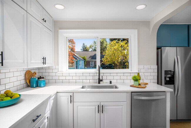 Building Photo - Updated 3-bedroom Bungalow
