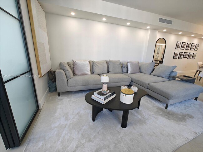 Building Photo - 825 Brickell Bay Dr