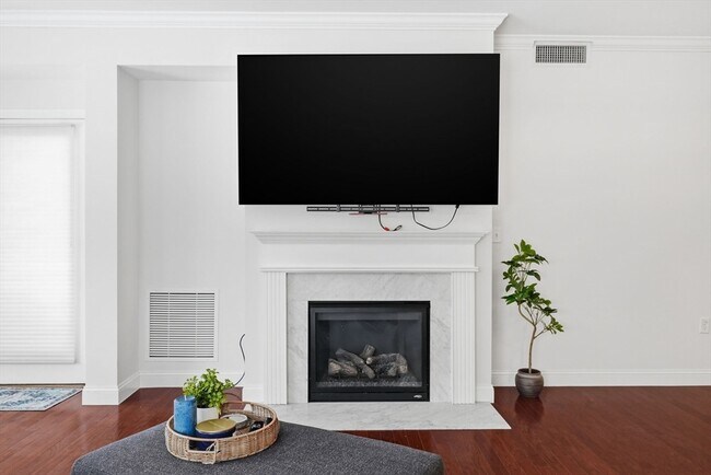 Building Photo - 855 Main St