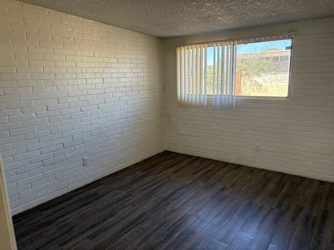 Building Photo - Classic Eastside 3/2 SFR - Move In Special!!!