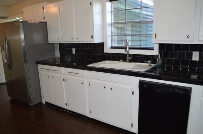 Building Photo - 532 Hollyhock st