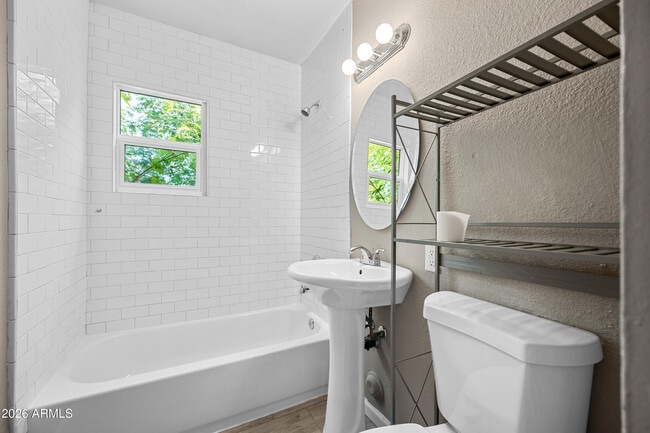 Building Photo - 907 N 22nd Pl