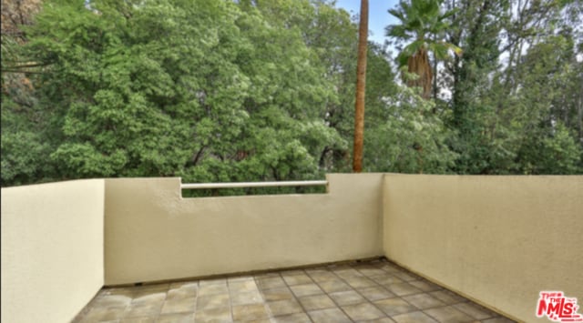 Building Photo - 2222 Beachwood Dr