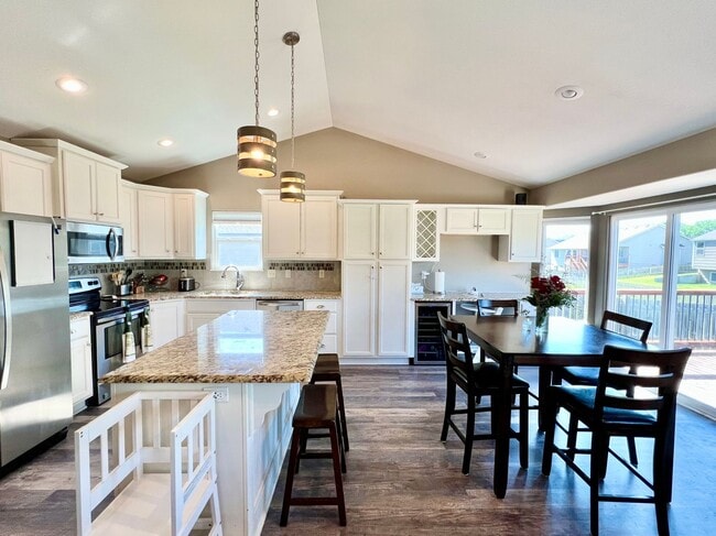 Building Photo - Spacious 4 Bedroom Home in Scenic Meadows ...