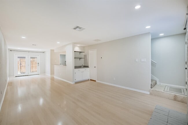 Building Photo - 2507 Bering Dr