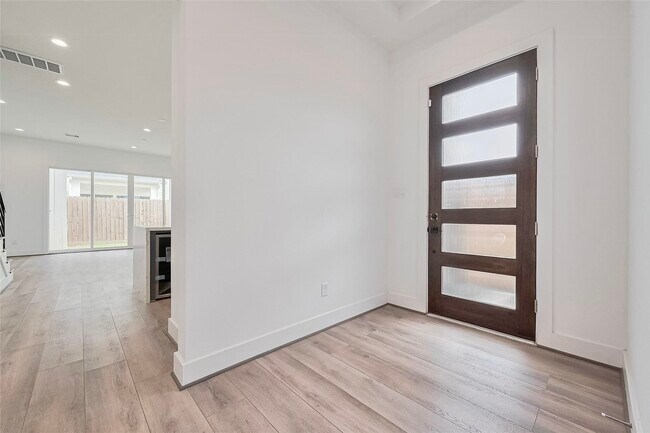 Building Photo - 3510 Hadley St