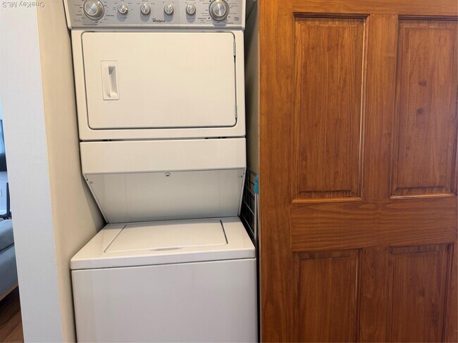 Building Photo - 38 Manorhaven Blvd