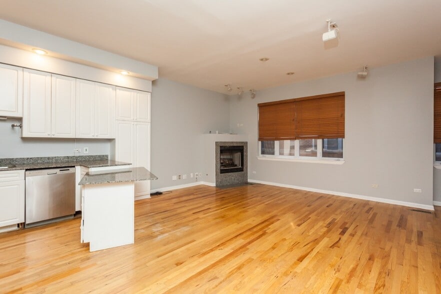 Building Photo - 2427 N Clybourn Ave