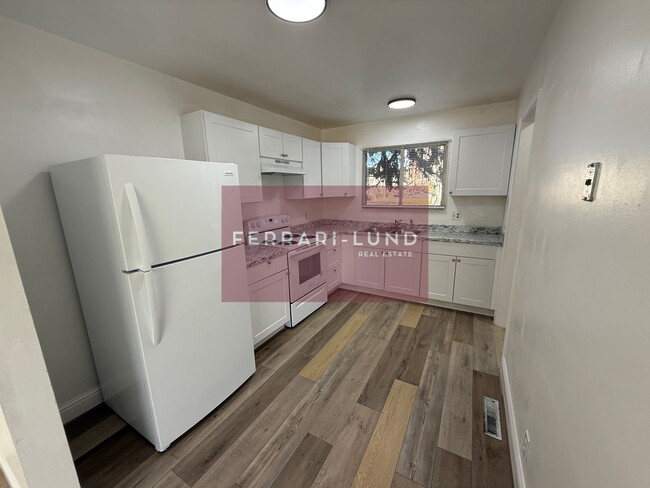 Building Photo - Townhome in Reno, 2 bedroom 1.5 bathroom -...