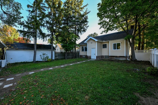 Building Photo - Cozy Home in Cleveland - Lyndhurst