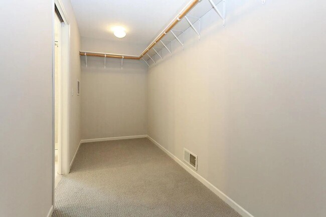 Building Photo - Rare 4 bed singe family super nice luxurio...