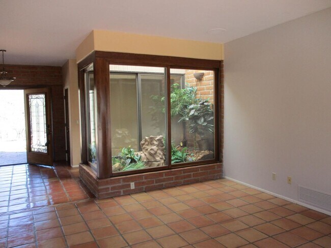 Building Photo - 4 bedroom 2.5 Bath