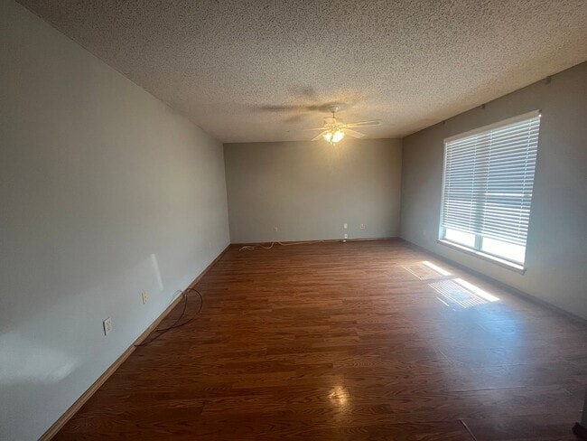 Building Photo - 1001 E Scott St