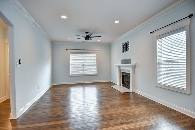 Building Photo - MOVE IN READY! GORGEOUS HOME IN CHESAPEAKE!