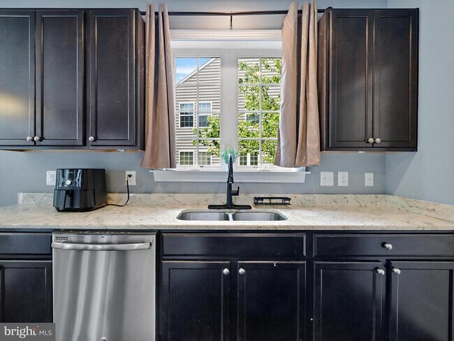 Building Photo - 10504 Sarah Landing Dr