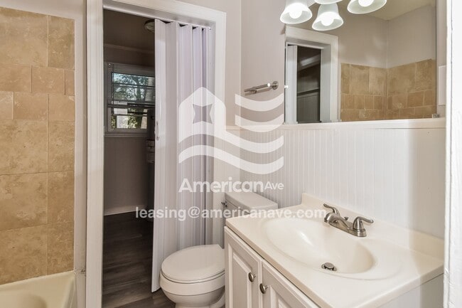 Building Photo - 2117 Roosevelt Dr