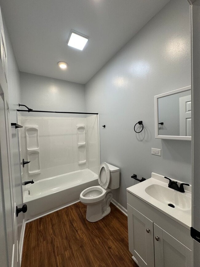 Building Photo - Remodeled 2 bedroom/ 2 bath home
