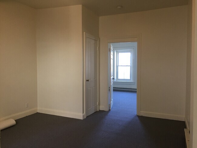 Building Photo - 633 N 6th St