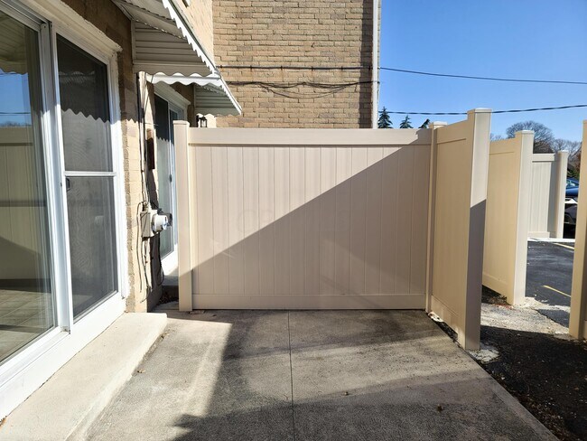 Building Photo - 1488 Bradshire Dr