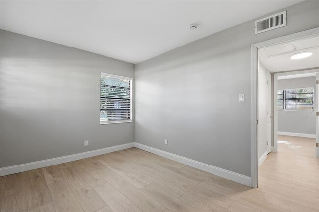 Building Photo - 405 Shore Dr E