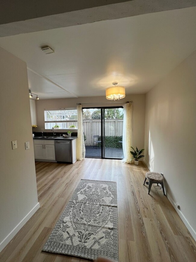 Building Photo - Irvine 2 bedroom with Upgrades