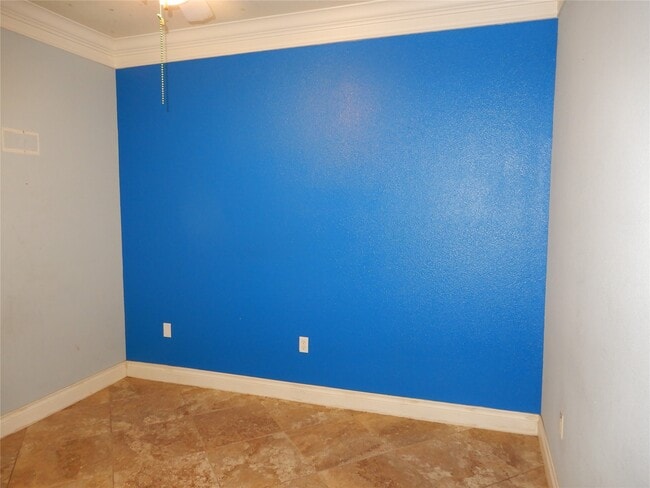 Building Photo - 13531 Russ Dr