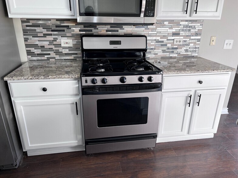 Kitchen - 3333 Bromley Ln