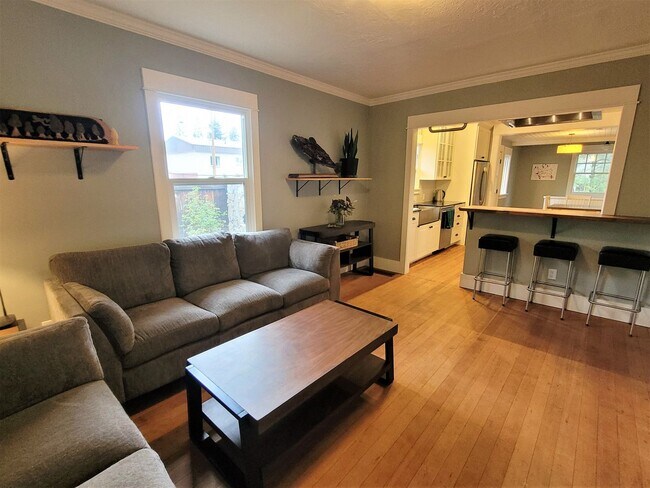 Building Photo - Charming Bungalow In the Heart of Downtown, Furnished 2 Bedroom/1 Bath.