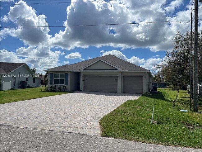 Building Photo - 455 Londrina Dr