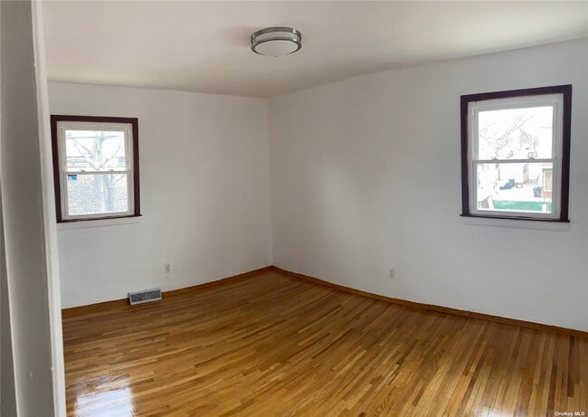 Building Photo - 67 Bay Terrace