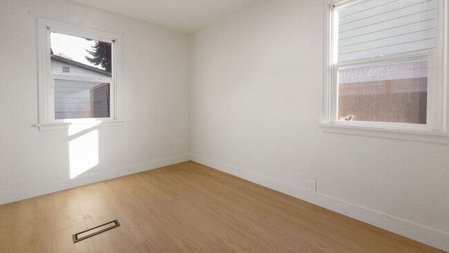 Building Photo - Updated West Seattle Two-Bedroom Home