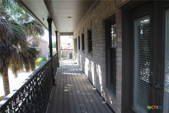 Building Photo - 6001 Country Club Dr