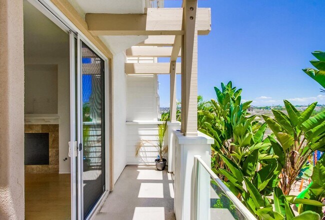 Building Photo - Available Now! Tri-Level 3 Bedroom 3.5 Bath Townhome!!