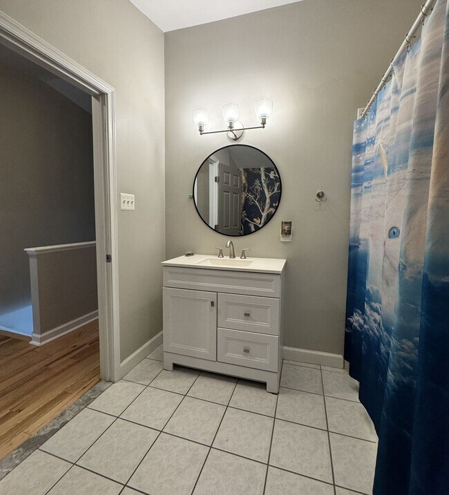 Building Photo - Spacious Passyunk Square Home with Finished Basement & Patio