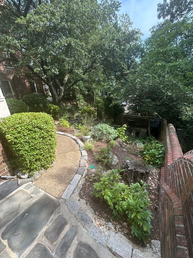 Building Photo - 420 Linkhorn Dr