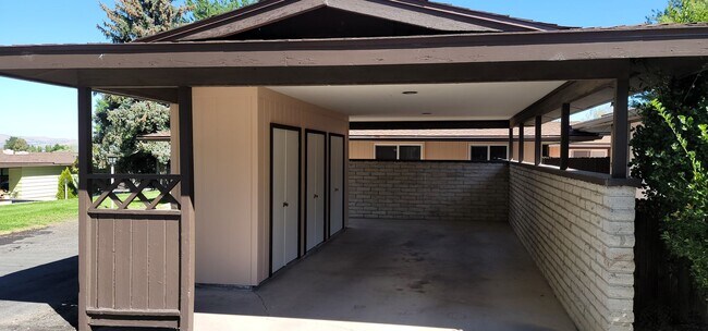 Building Photo - Beautiful 2 Bedroom / 2 Bath Bungalow Next to Hidden Valley Golf Club with Large Private Patio, N...