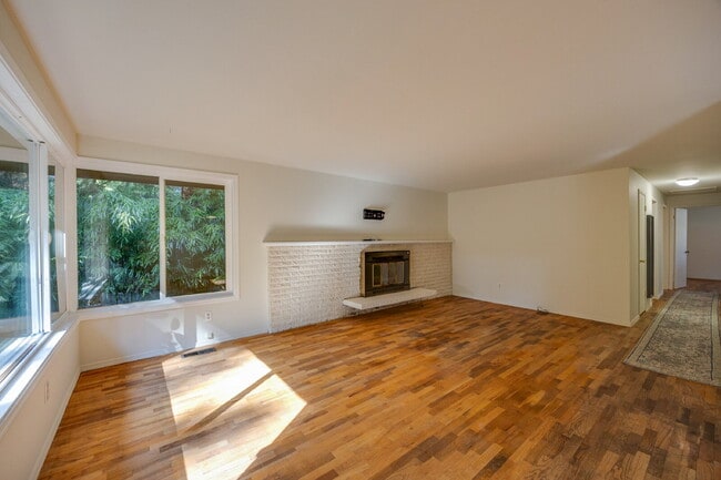 Building Photo - Charming House For Rent in Burien! Full Si...