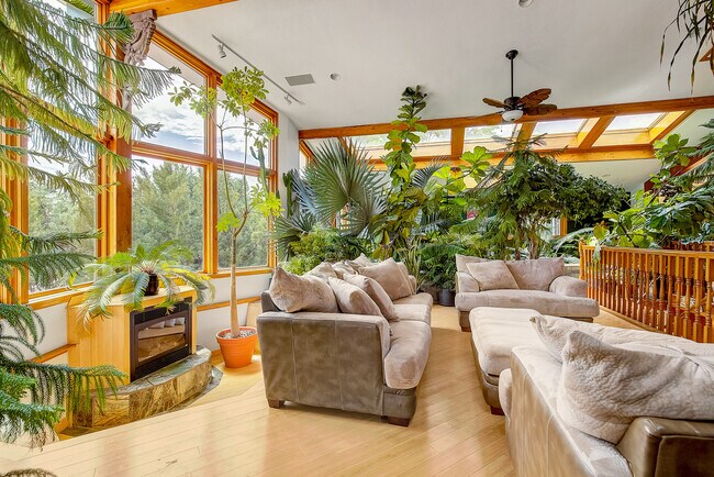 Building Photo - 8280 Queen St