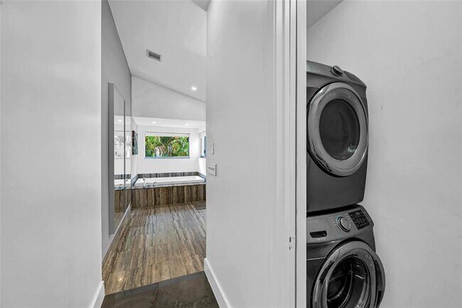 Building Photo - 1511 NE 4th Pl